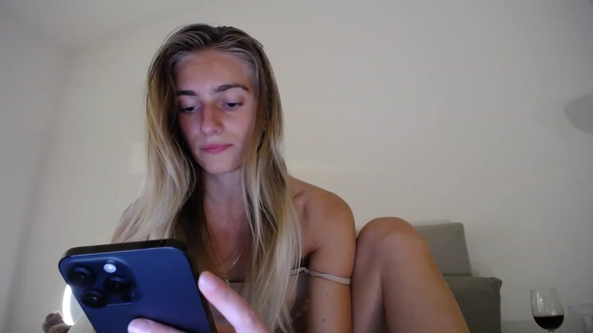 Gallery image thumbnail from Vodka_Queen's myfreecams stream on, 04/01/2023, 04:30 image 1 of 20