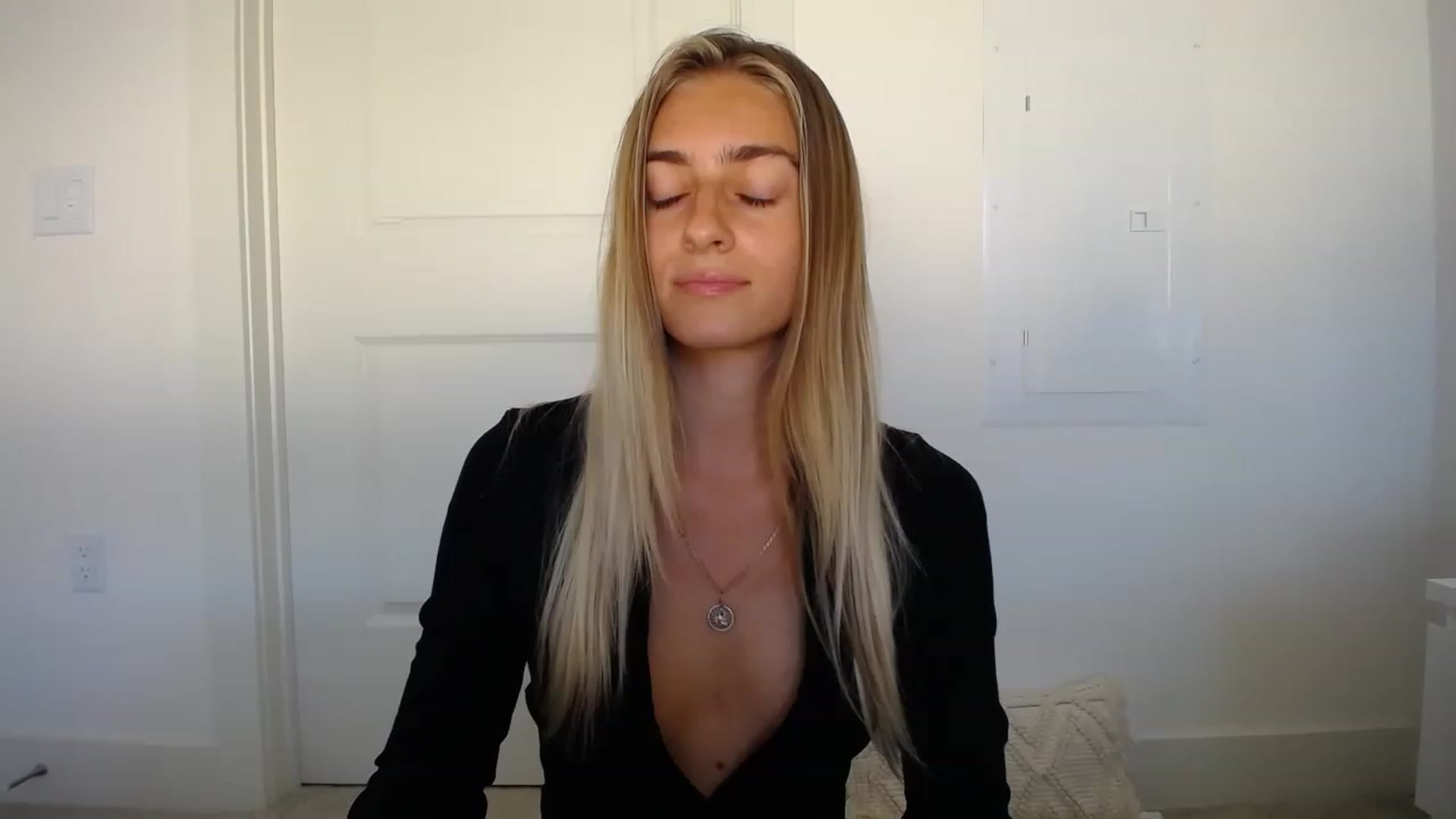 Gallery image thumbnail from Vodka_Queen's myfreecams stream on, 04/01/2023, 23:41 image 6 of 20