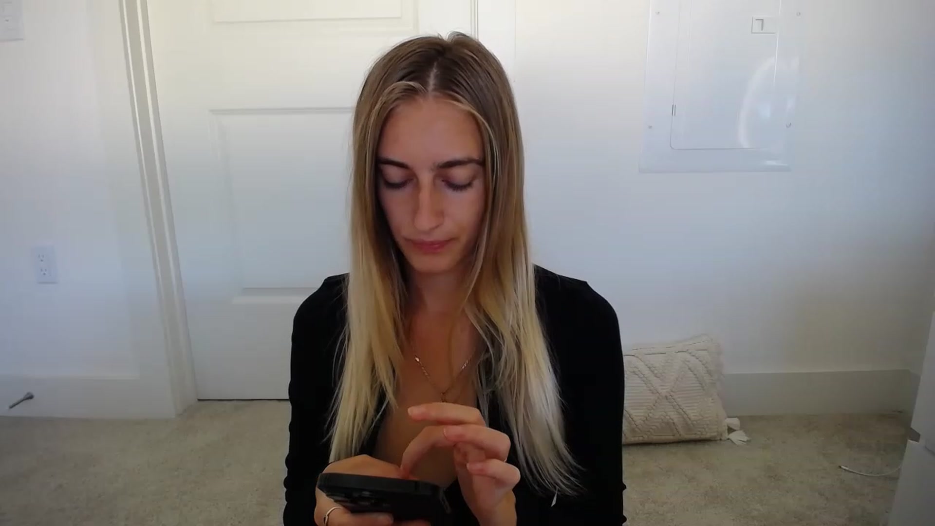 Gallery image thumbnail from Vodka_Queen's myfreecams stream on, 04/01/2023, 23:41 image 16 of 20