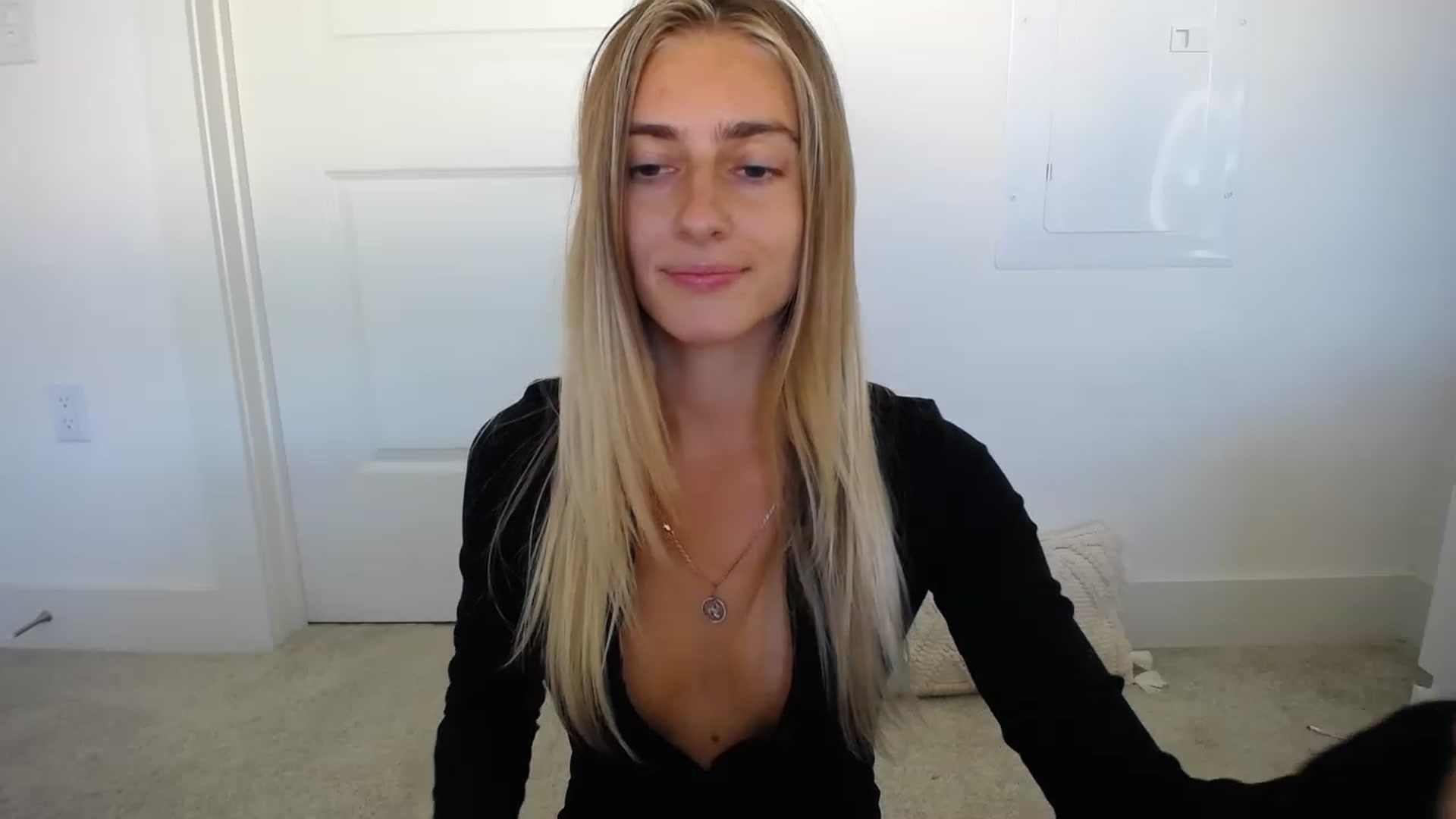 Gallery image thumbnail from Vodka_Queen's myfreecams stream on, 04/01/2023, 23:41 image 15 of 20