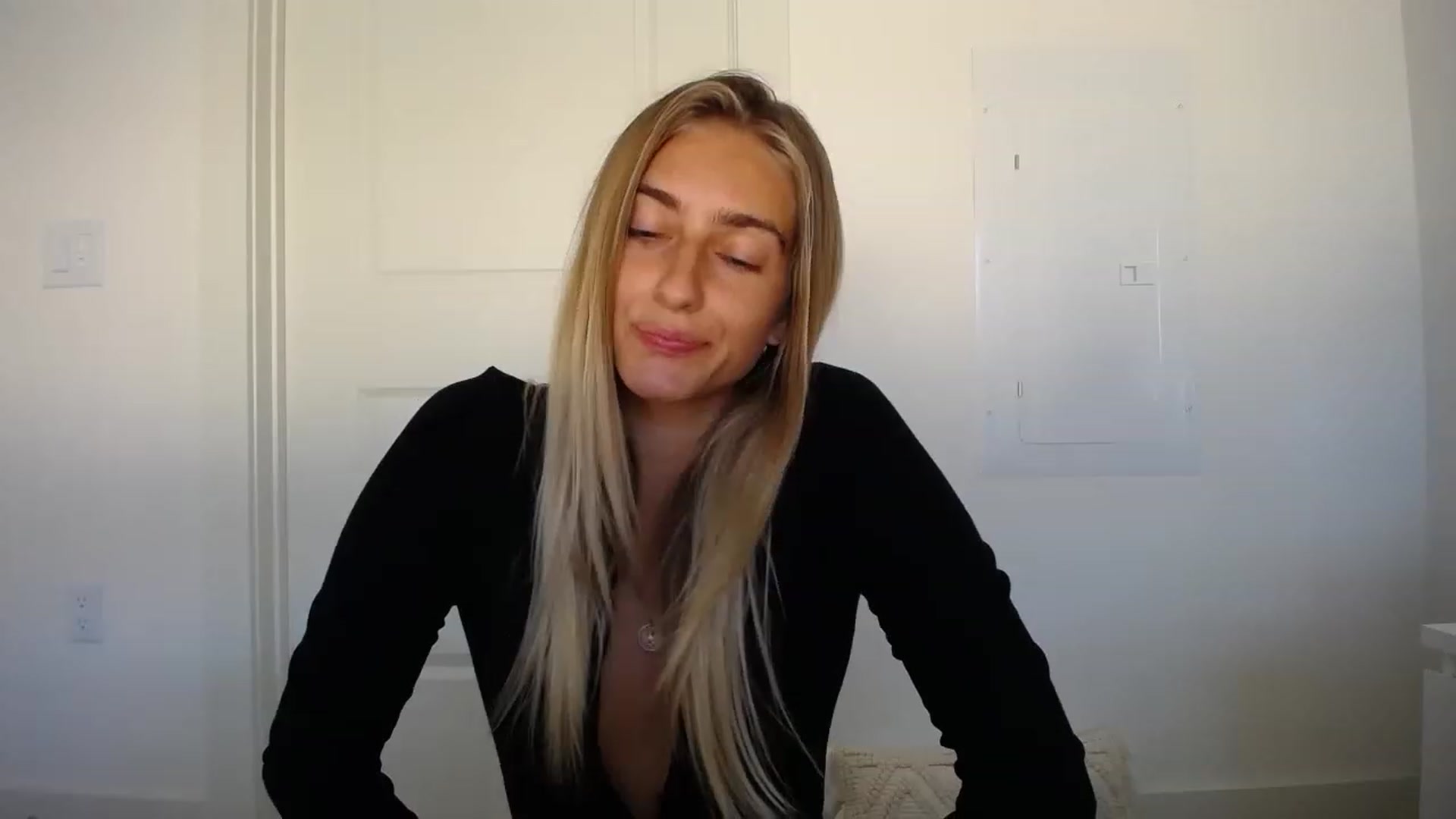 Gallery image thumbnail from Vodka_Queen's myfreecams stream on, 04/01/2023, 23:41 image 5 of 20