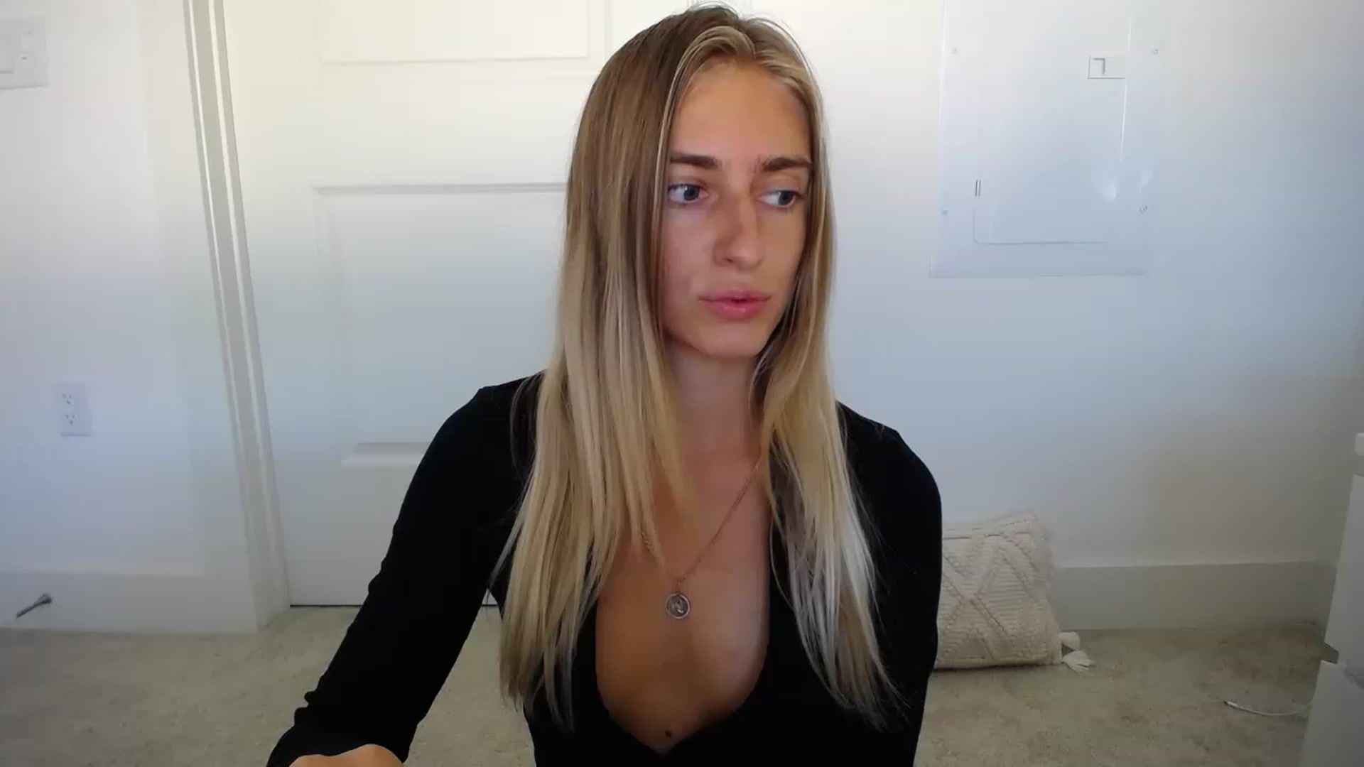Gallery image thumbnail from Vodka_Queen's myfreecams stream on, 04/01/2023, 23:41 image 10 of 20
