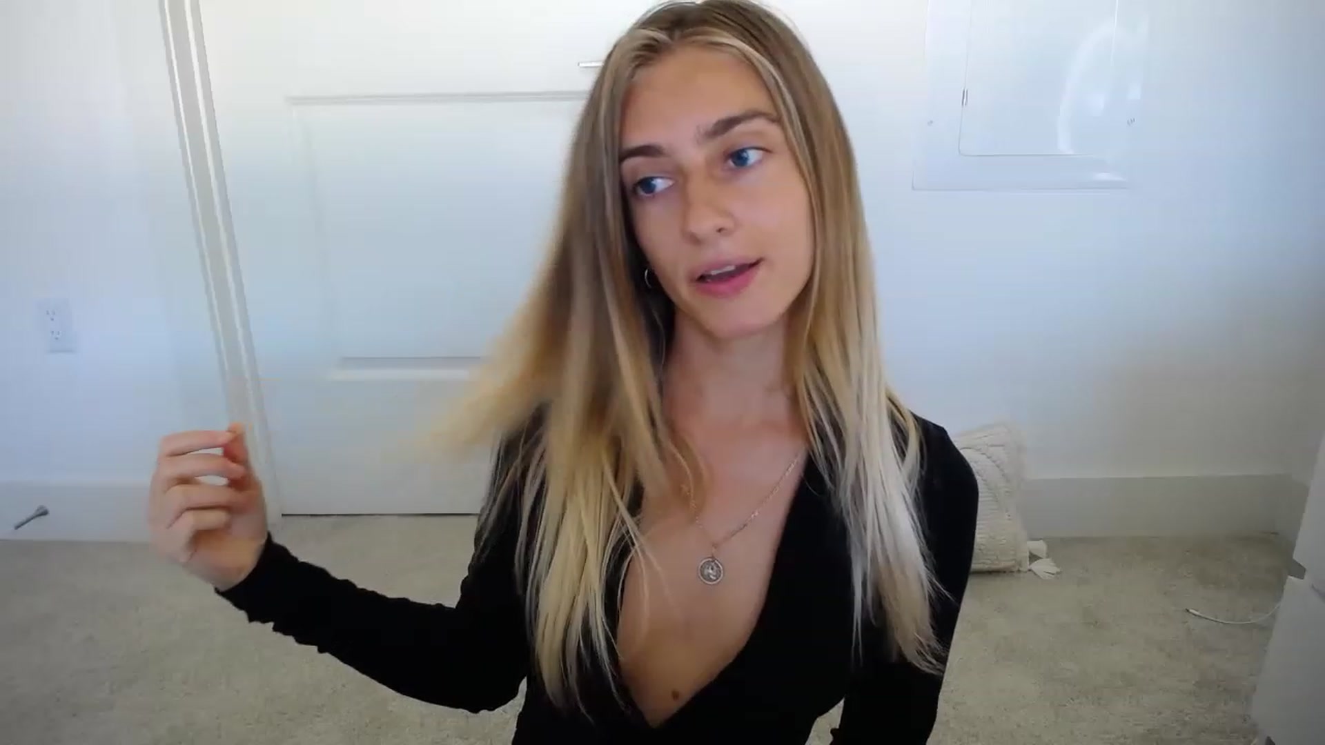 Gallery image thumbnail from Vodka_Queen's myfreecams stream on, 04/01/2023, 23:41 image 17 of 20