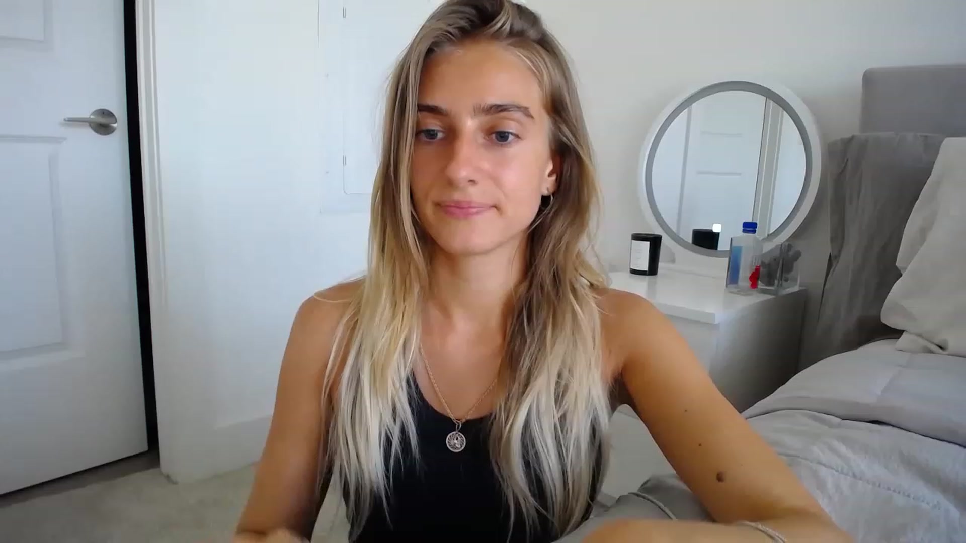 Gallery image thumbnail from Vodka_Queen's myfreecams stream on, 04/27/2023, 24:02 image 16 of 20