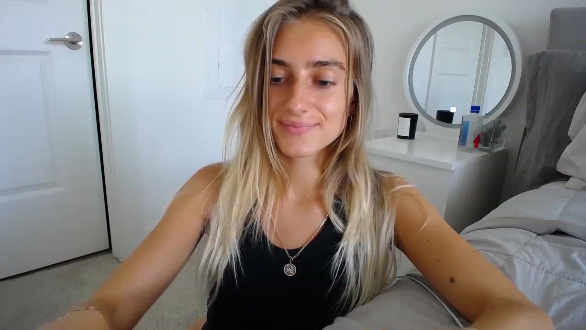 Gallery image thumbnail from Vodka_Queen's myfreecams stream on, 04/27/2023, 01:45 image 16 of 20