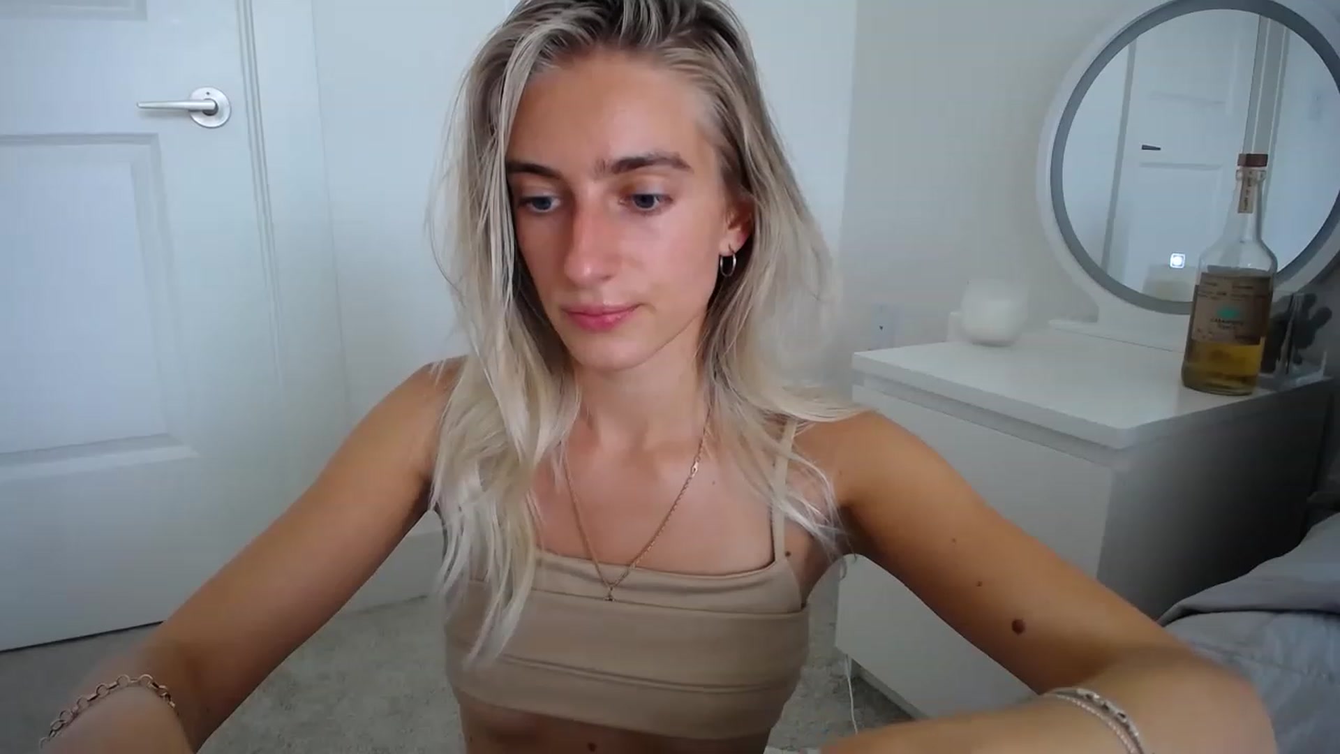 Gallery image thumbnail from Vodka_Queen's myfreecams stream on, 05/04/2023, 01:12 image 3 of 20