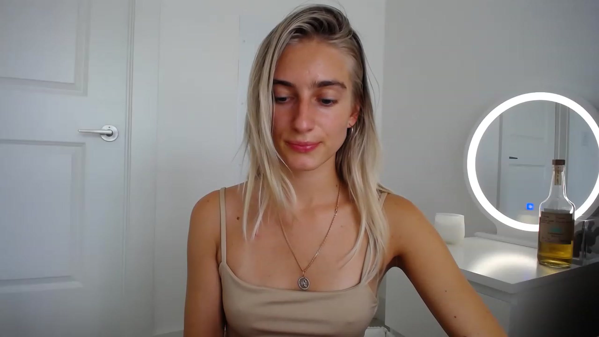Gallery image thumbnail from Vodka_Queen's myfreecams stream on, 05/04/2023, 01:12 image 14 of 20