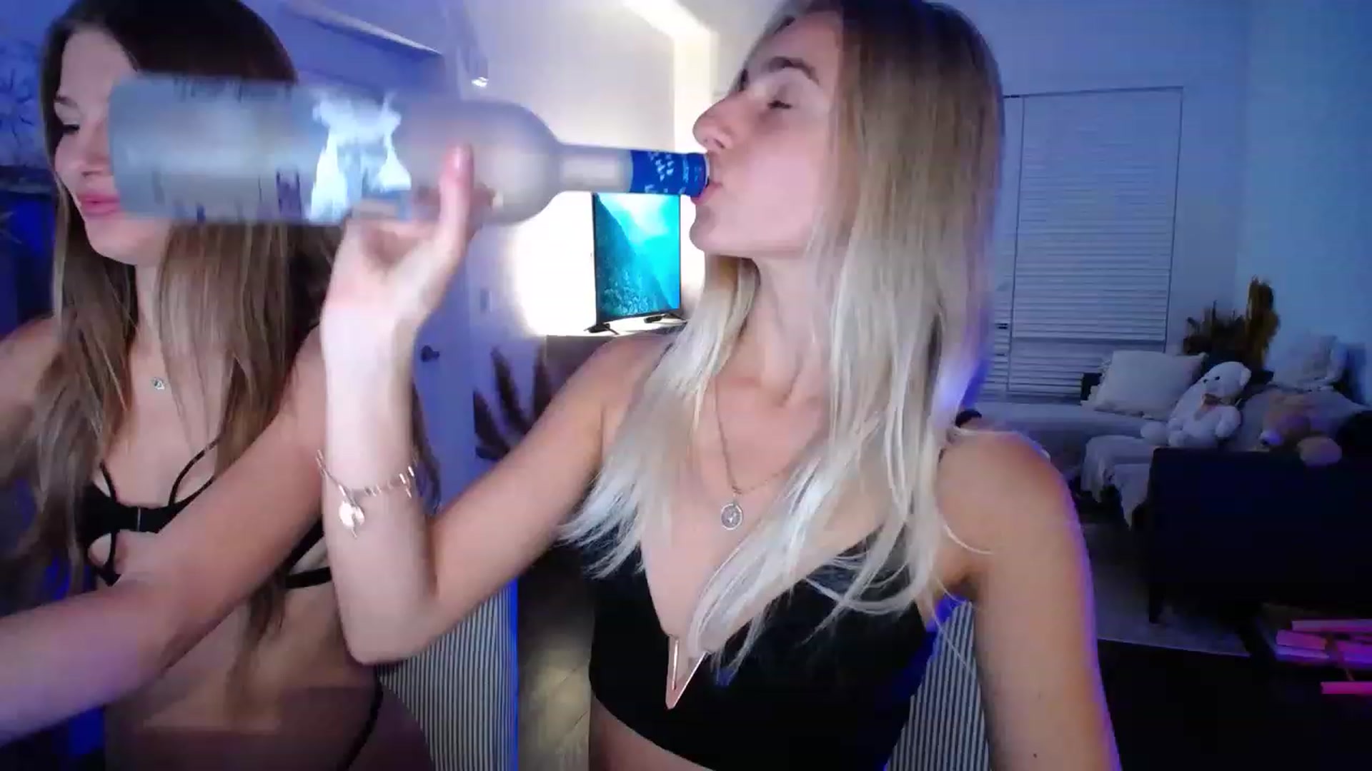 Gallery image thumbnail from Vodka_Queen's myfreecams stream on, 05/06/2023, 05:03 image 2 of 20