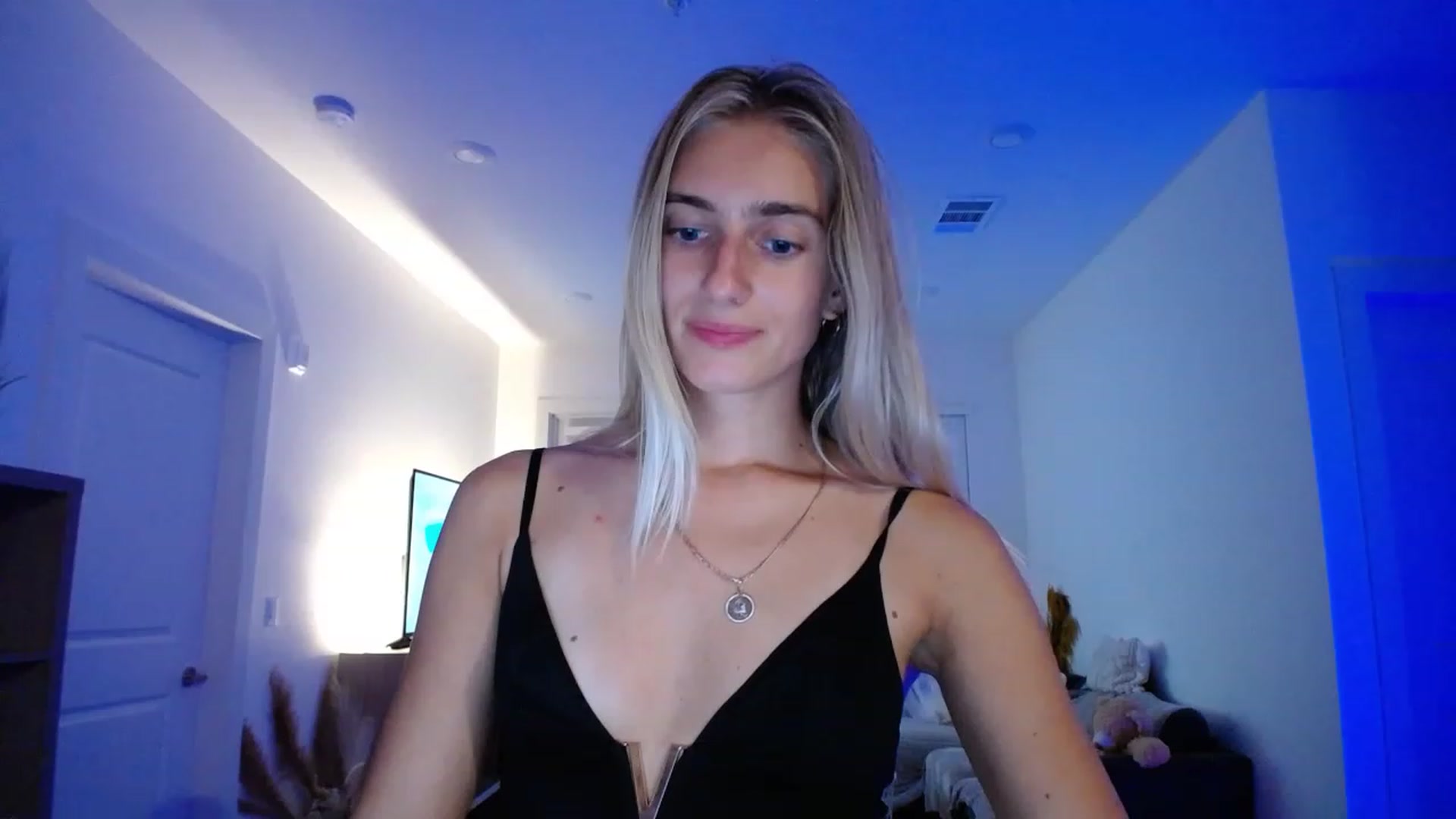 Gallery image thumbnail from Vodka_Queen's myfreecams stream on, 05/06/2023, 06:43 image 3 of 20