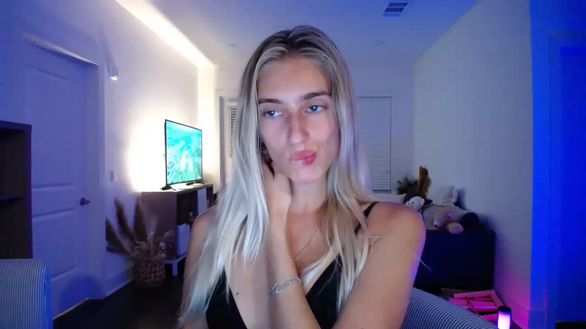Gallery image thumbnail from Vodka_Queen's myfreecams stream on, 05/06/2023, 06:43 image 8 of 20