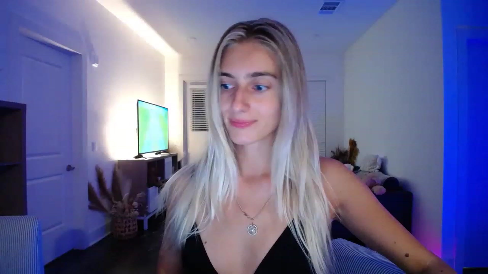 Gallery image thumbnail from Vodka_Queen's myfreecams stream on, 05/06/2023, 06:43 image 11 of 20