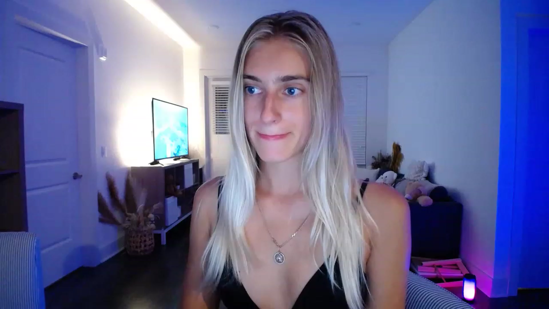 Gallery image thumbnail from Vodka_Queen's myfreecams stream on, 05/06/2023, 06:43 image 16 of 20