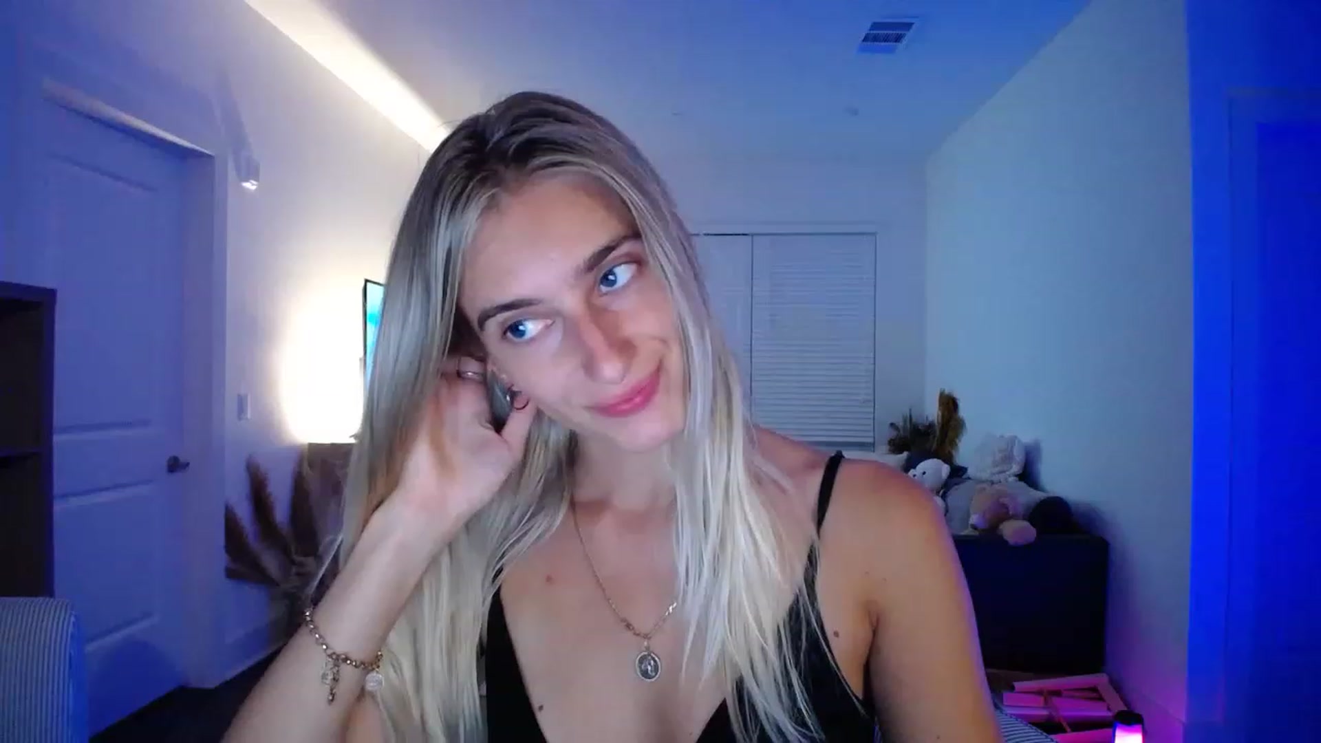 Gallery image thumbnail from Vodka_Queen's myfreecams stream on, 05/06/2023, 06:43 image 14 of 20