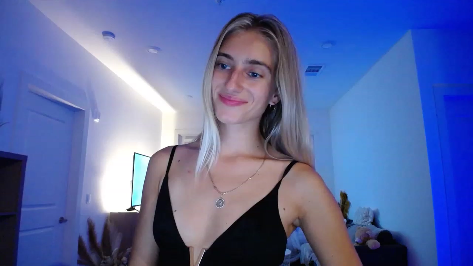 Gallery image thumbnail from Vodka_Queen's myfreecams stream on, 05/06/2023, 06:43 image 2 of 20