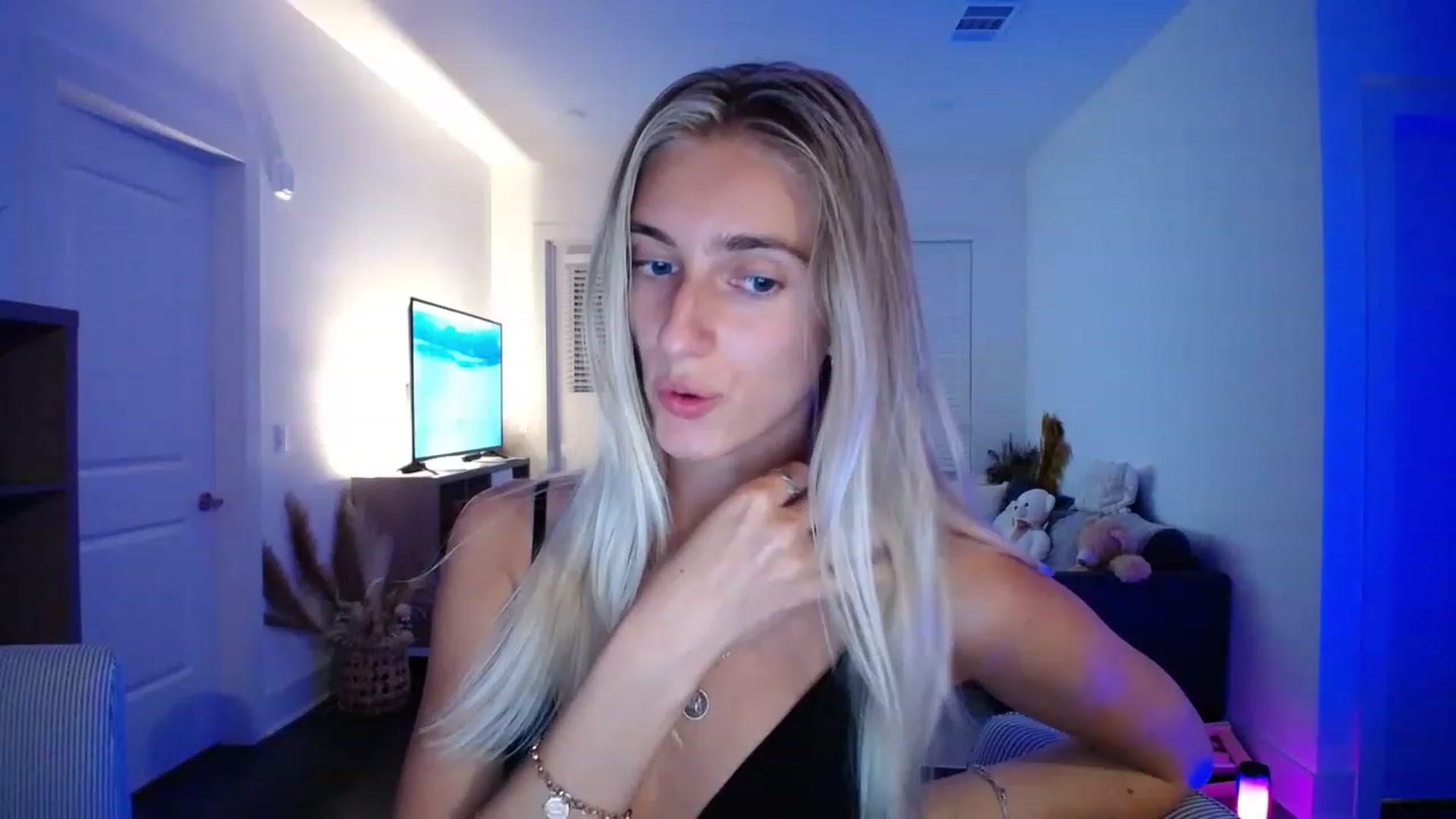 Gallery image thumbnail from Vodka_Queen's myfreecams stream on, 05/06/2023, 06:43 image 9 of 20
