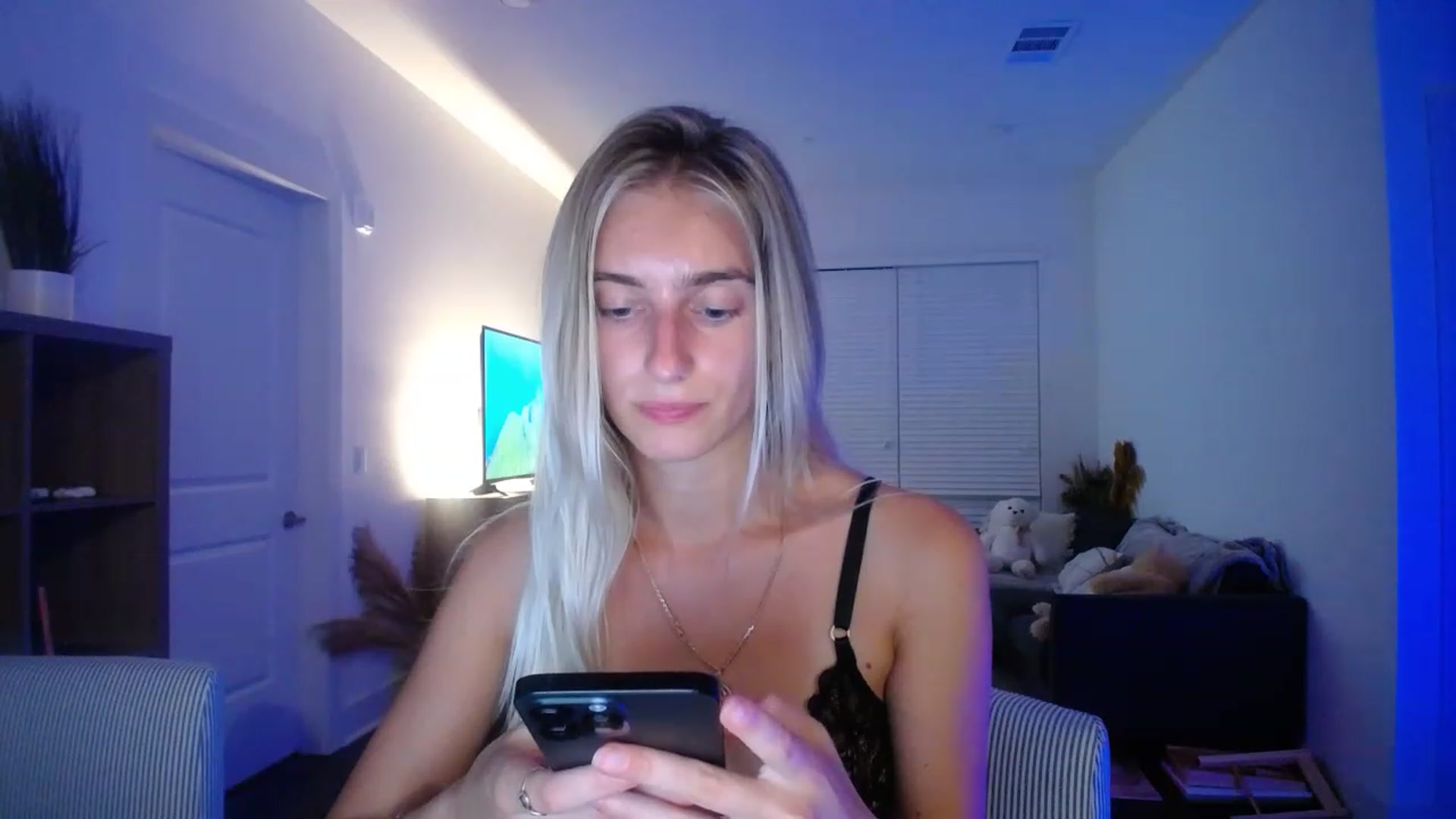 Gallery image thumbnail from Vodka_Queen's myfreecams stream on, 05/12/2023, 07:34 image 13 of 20