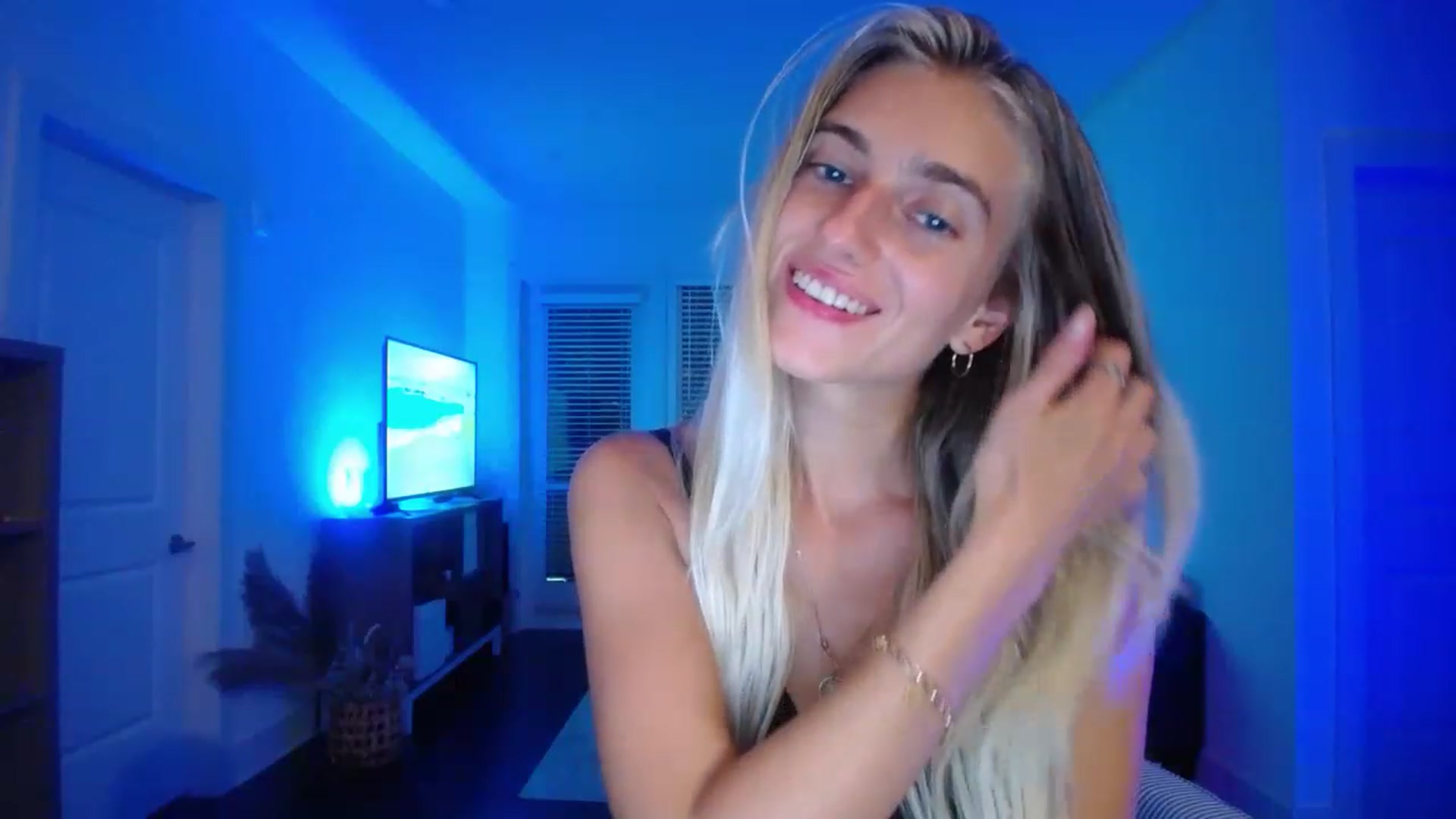 Gallery image thumbnail from Vodka_Queen's myfreecams stream on, 05/14/2023, 06:16 image 15 of 20