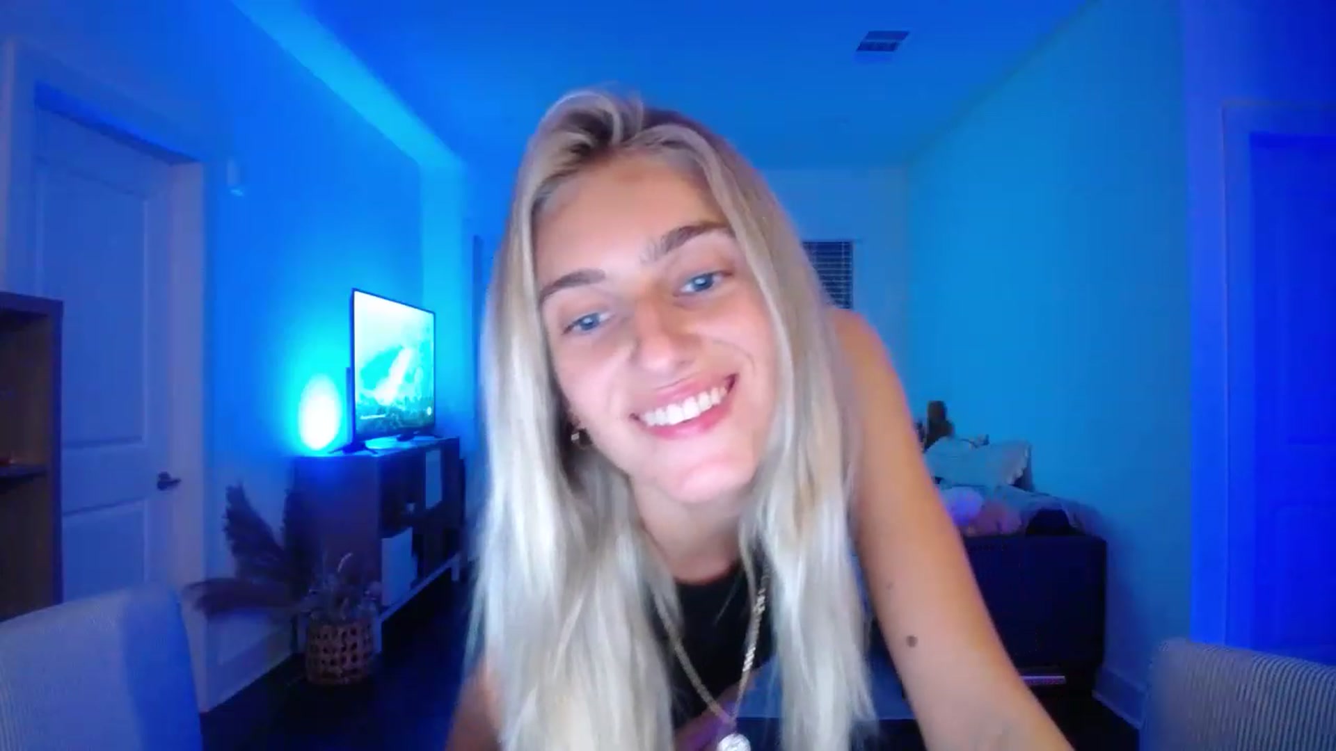 Gallery image thumbnail from Vodka_Queen's myfreecams stream on, 05/18/2023, 06:15 image 18 of 20