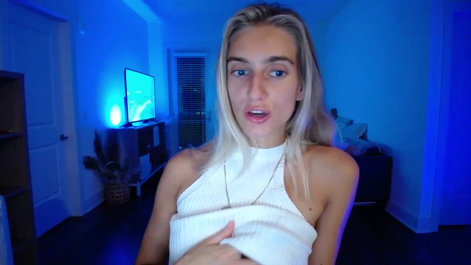 Gallery image thumbnail from Vodka_Queen's myfreecams stream on, 05/20/2023, 05:28 image 7 of 20