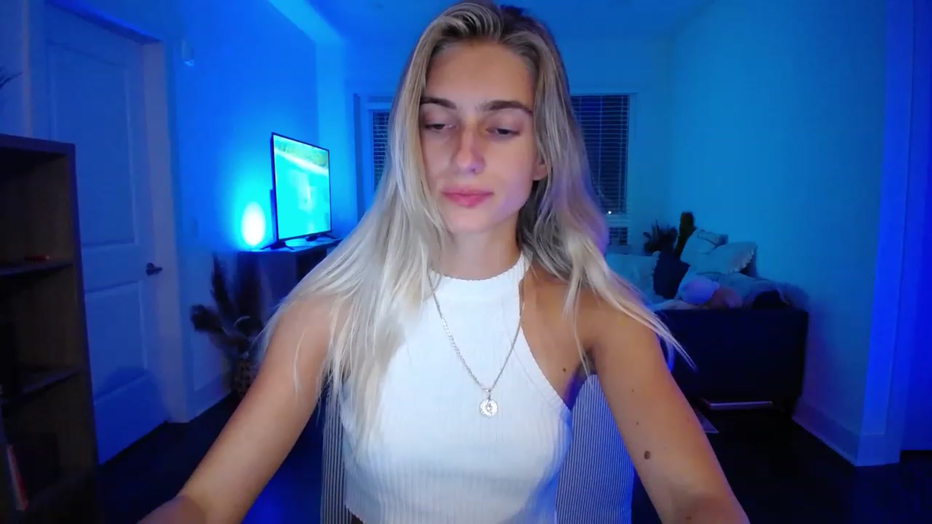 Gallery image thumbnail from Vodka_Queen's myfreecams stream on, 05/20/2023, 08:29 image 14 of 20