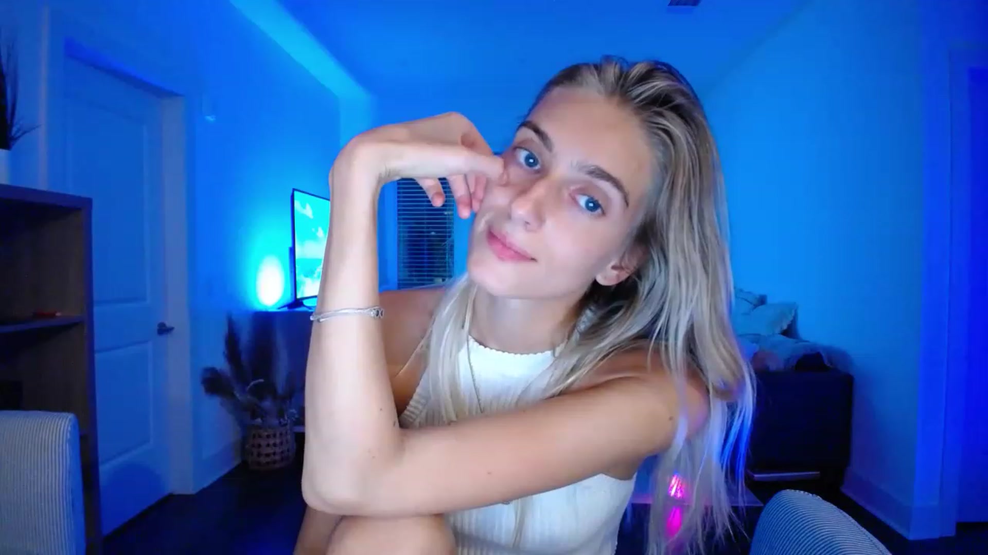 Gallery image thumbnail from Vodka_Queen's myfreecams stream on, 05/20/2023, 10:08 image 14 of 20