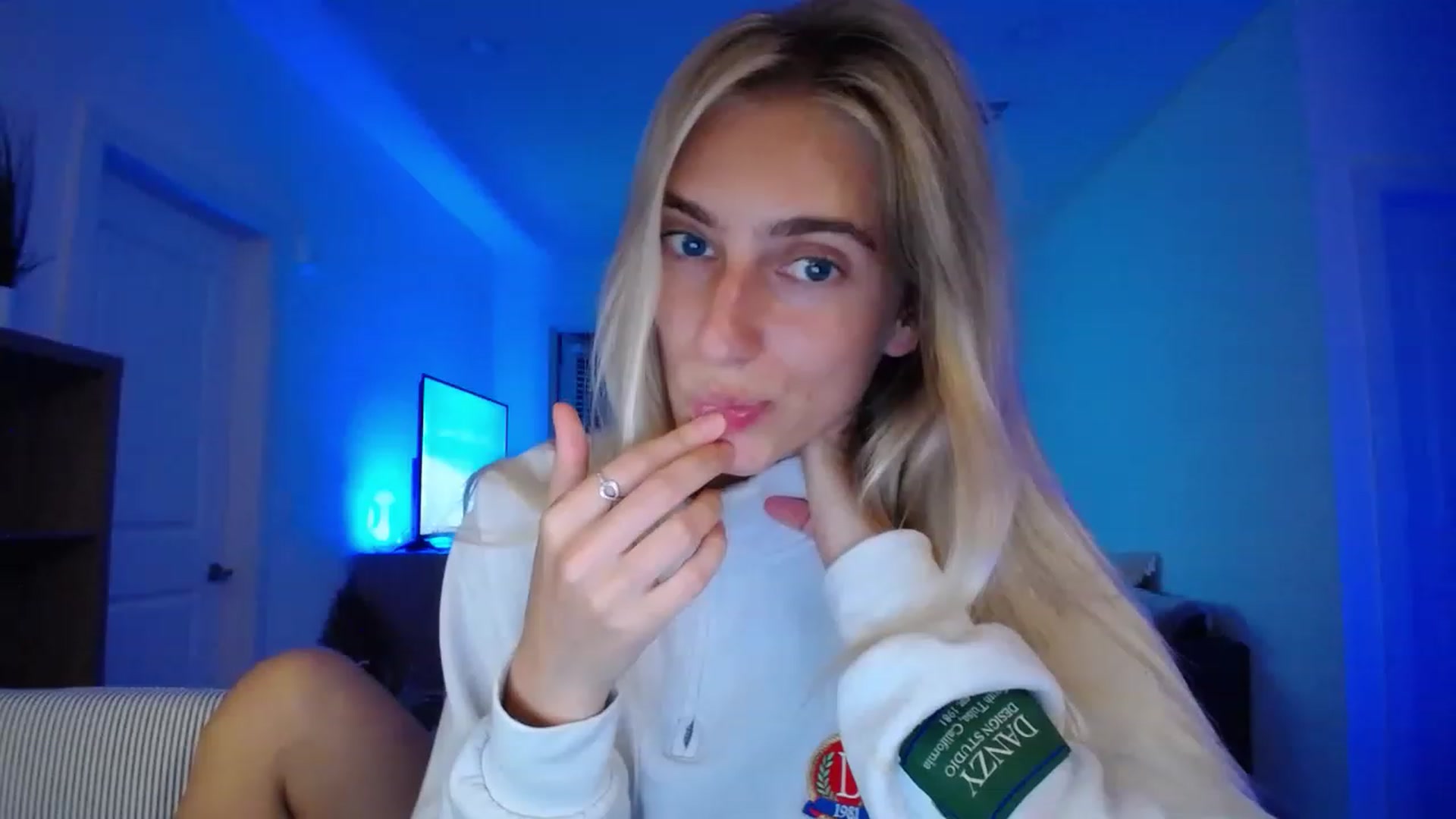 Gallery image thumbnail from Vodka_Queen's myfreecams stream on, 06/02/2023, 07:05 image 5 of 20