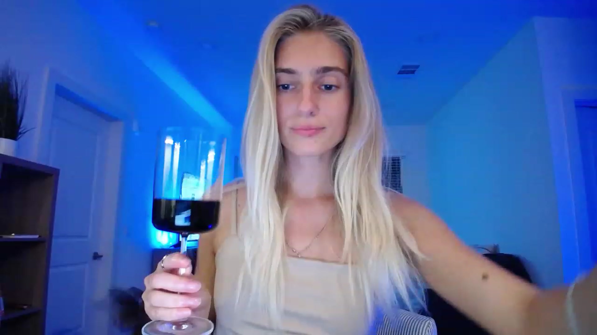 Gallery image thumbnail from Vodka_Queen's myfreecams stream on, 06/12/2023, 03:59 image 16 of 20