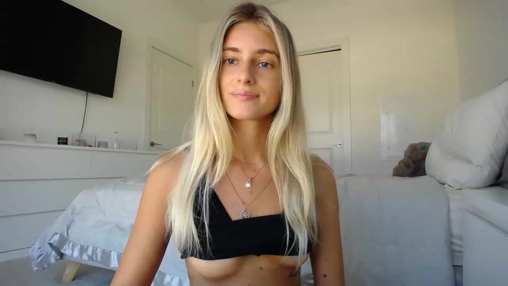 Gallery image thumbnail from Vodka_Queen's myfreecams stream on, 08/05/2023, 24:17 image 1 of 20