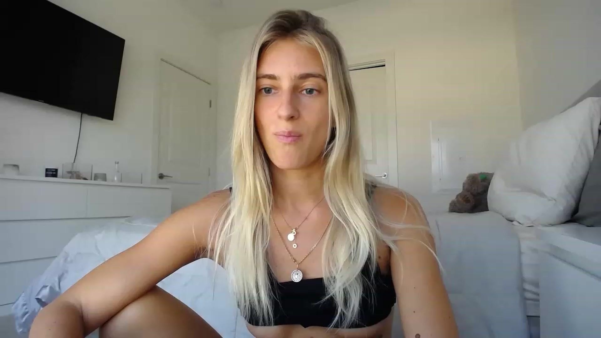 Gallery image thumbnail from Vodka_Queen's myfreecams stream on, 08/05/2023, 24:17 image 8 of 20