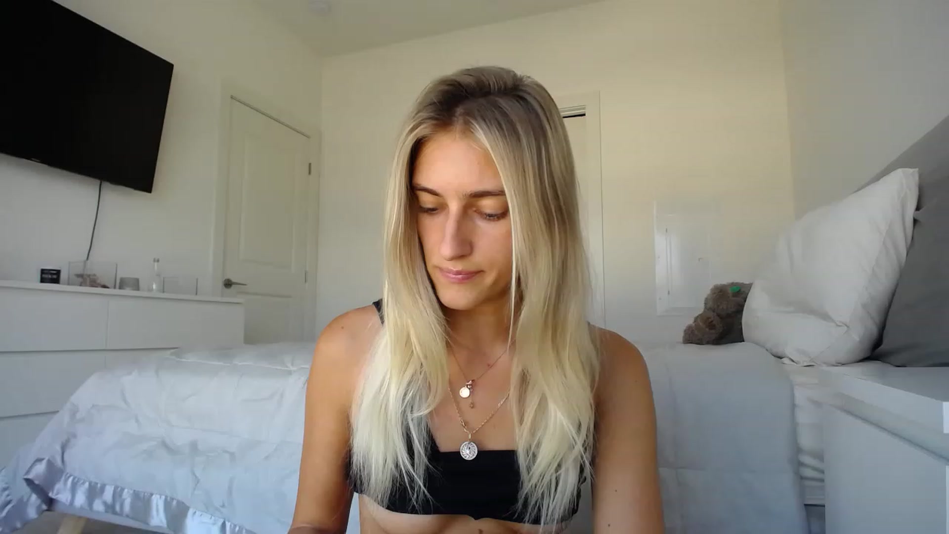 Gallery image thumbnail from Vodka_Queen's myfreecams stream on, 08/05/2023, 24:17 image 4 of 20