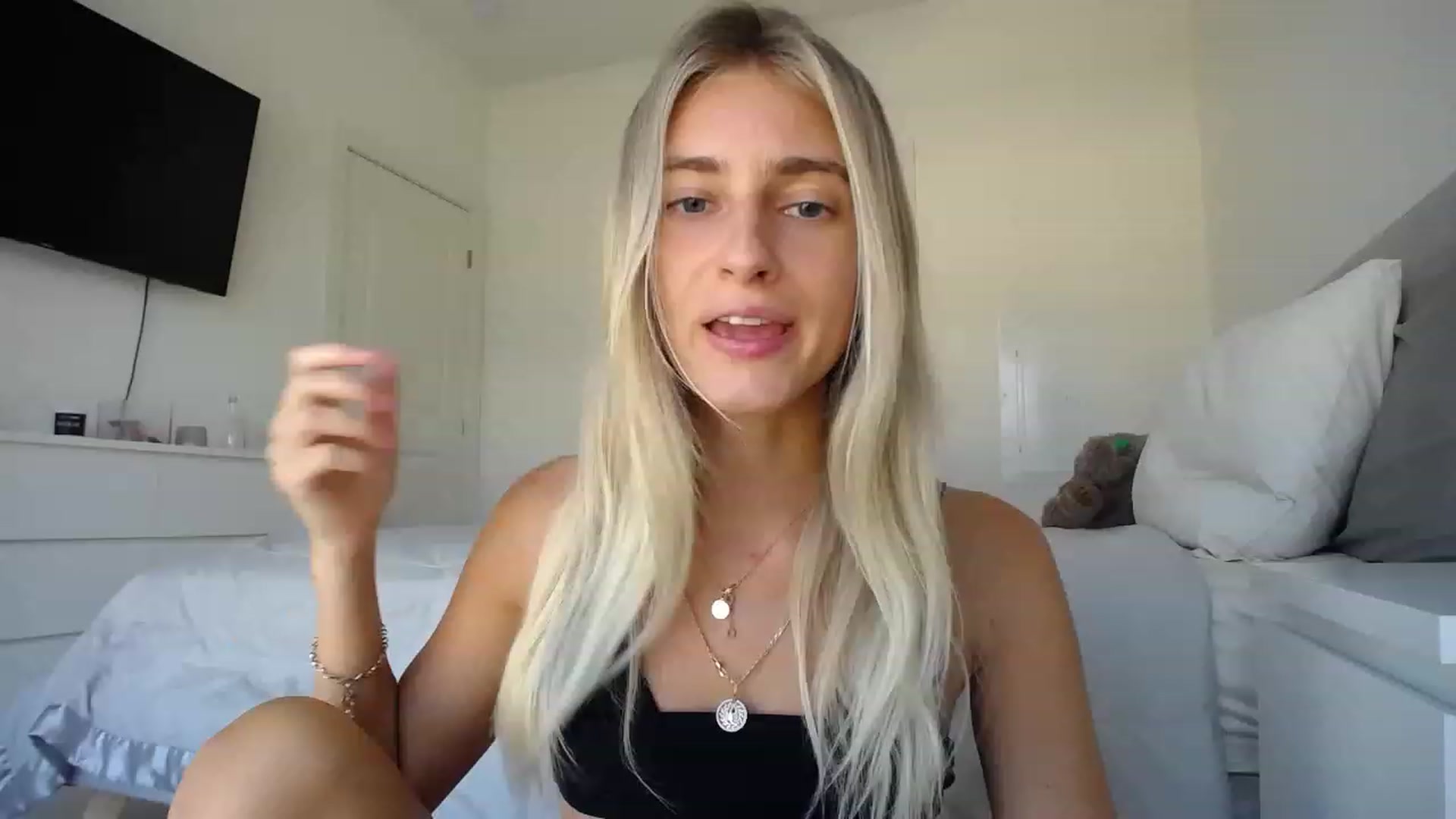 Gallery image thumbnail from Vodka_Queen's myfreecams stream on, 08/05/2023, 24:17 image 3 of 20