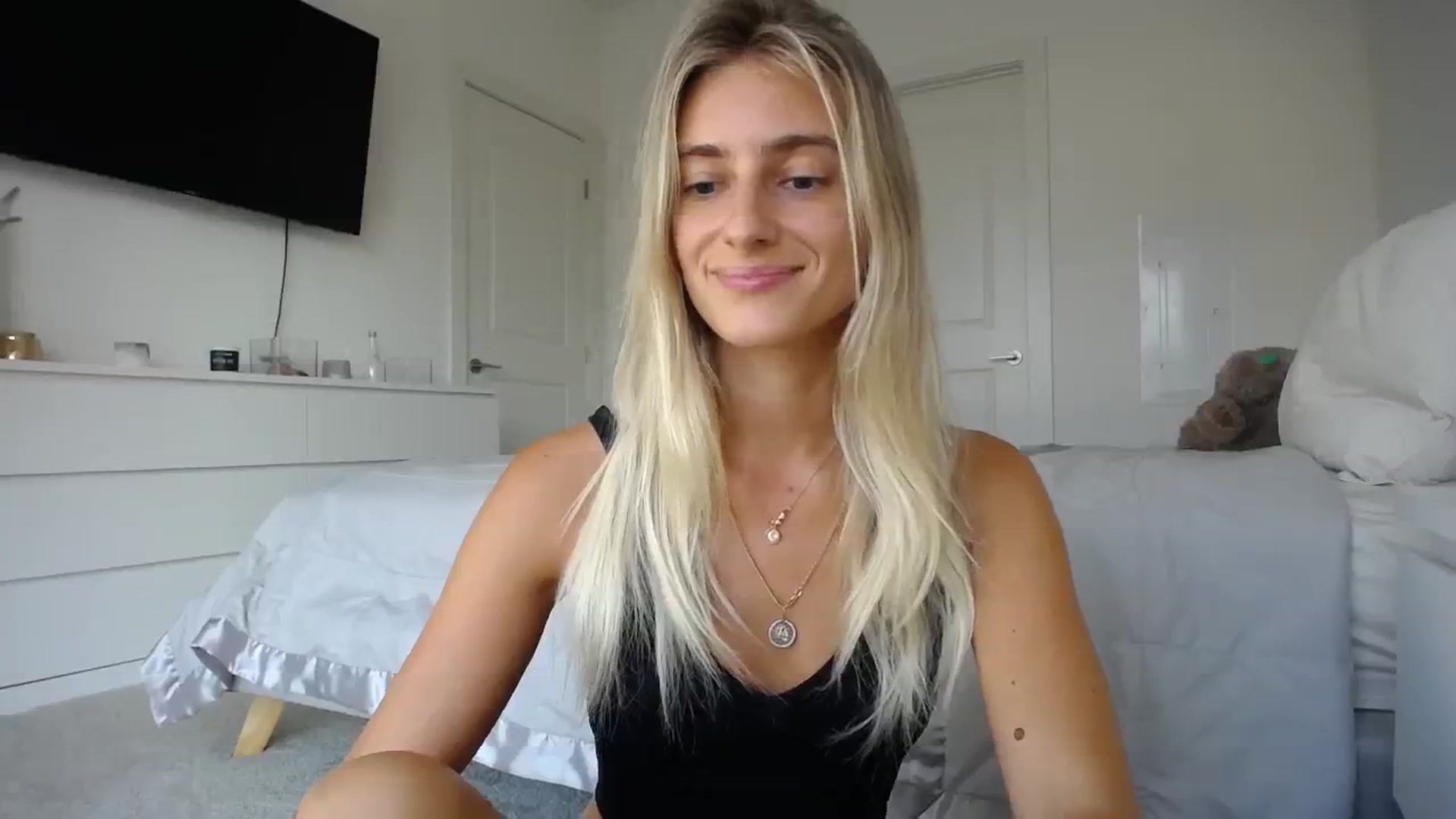 Gallery image thumbnail from Vodka_Queen's myfreecams stream on, 08/05/2023, 03:07 image 5 of 20