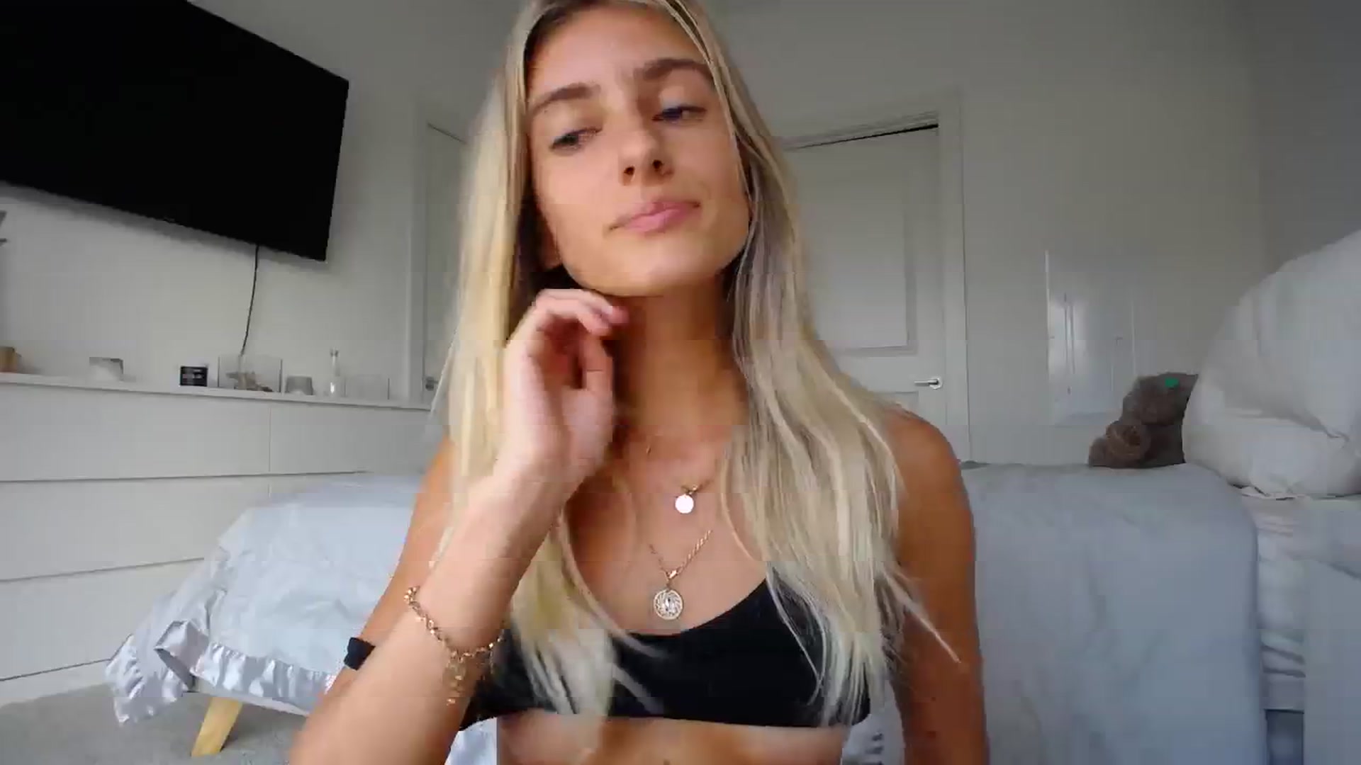 Gallery image thumbnail from Vodka_Queen's myfreecams stream on, 08/05/2023, 03:07 image 15 of 20