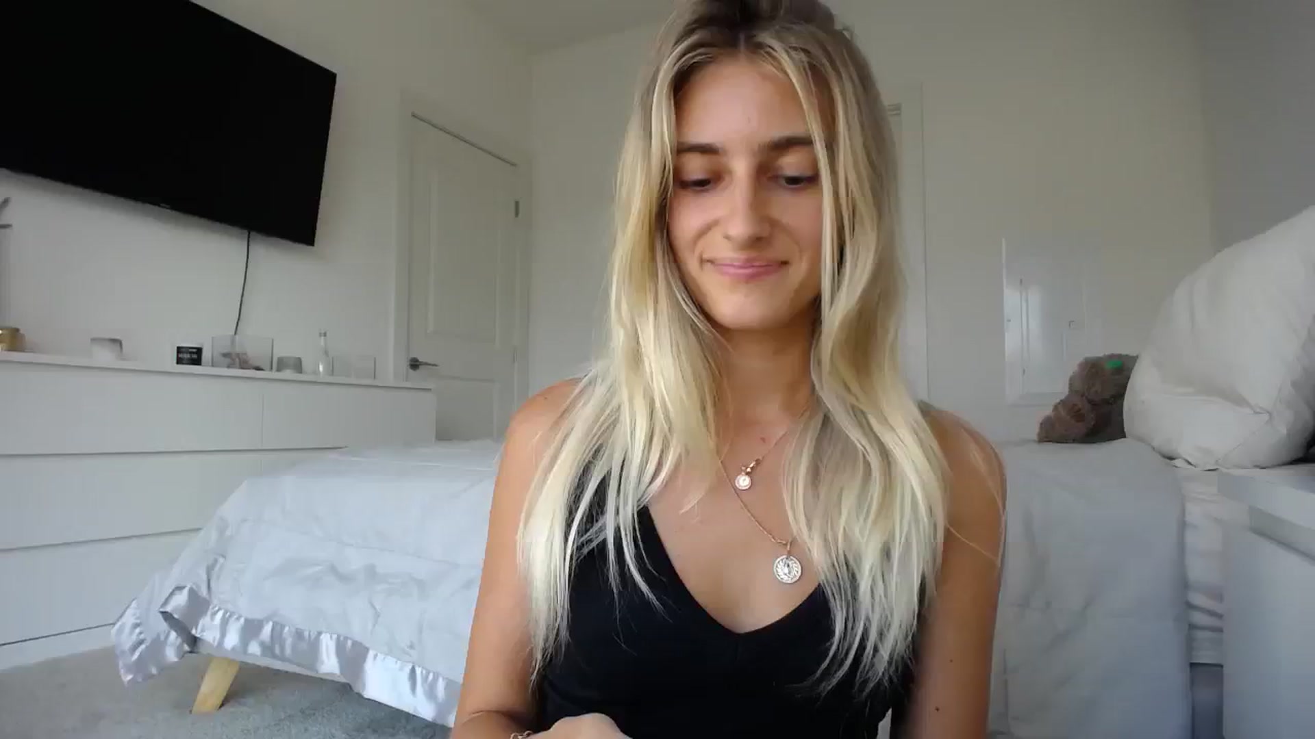 Gallery image thumbnail from Vodka_Queen's myfreecams stream on, 08/05/2023, 03:07 image 4 of 20