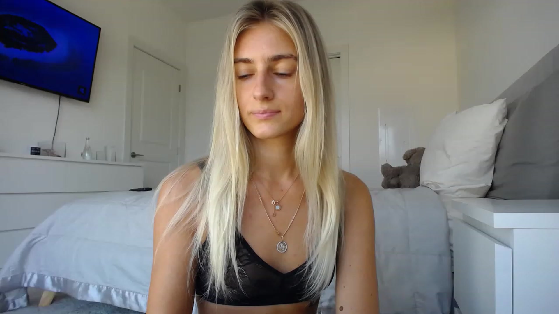 Gallery image thumbnail from Vodka_Queen's myfreecams stream on, 08/08/2023, 24:19 image 18 of 20