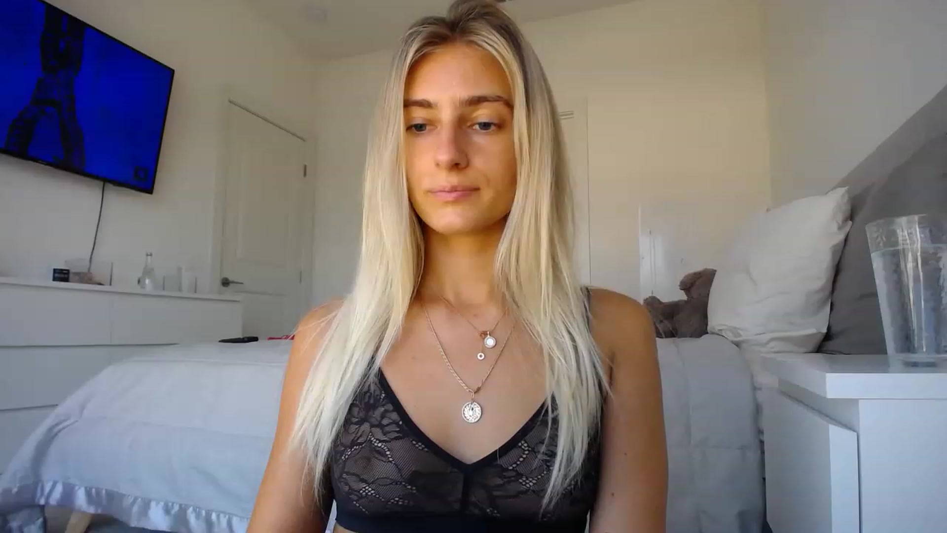 Gallery image thumbnail from Vodka_Queen's myfreecams stream on, 08/08/2023, 24:19 image 6 of 20