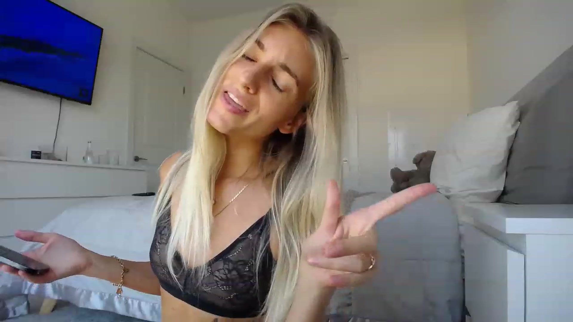 Gallery image thumbnail from Vodka_Queen's myfreecams stream on, 08/08/2023, 24:19 image 15 of 20