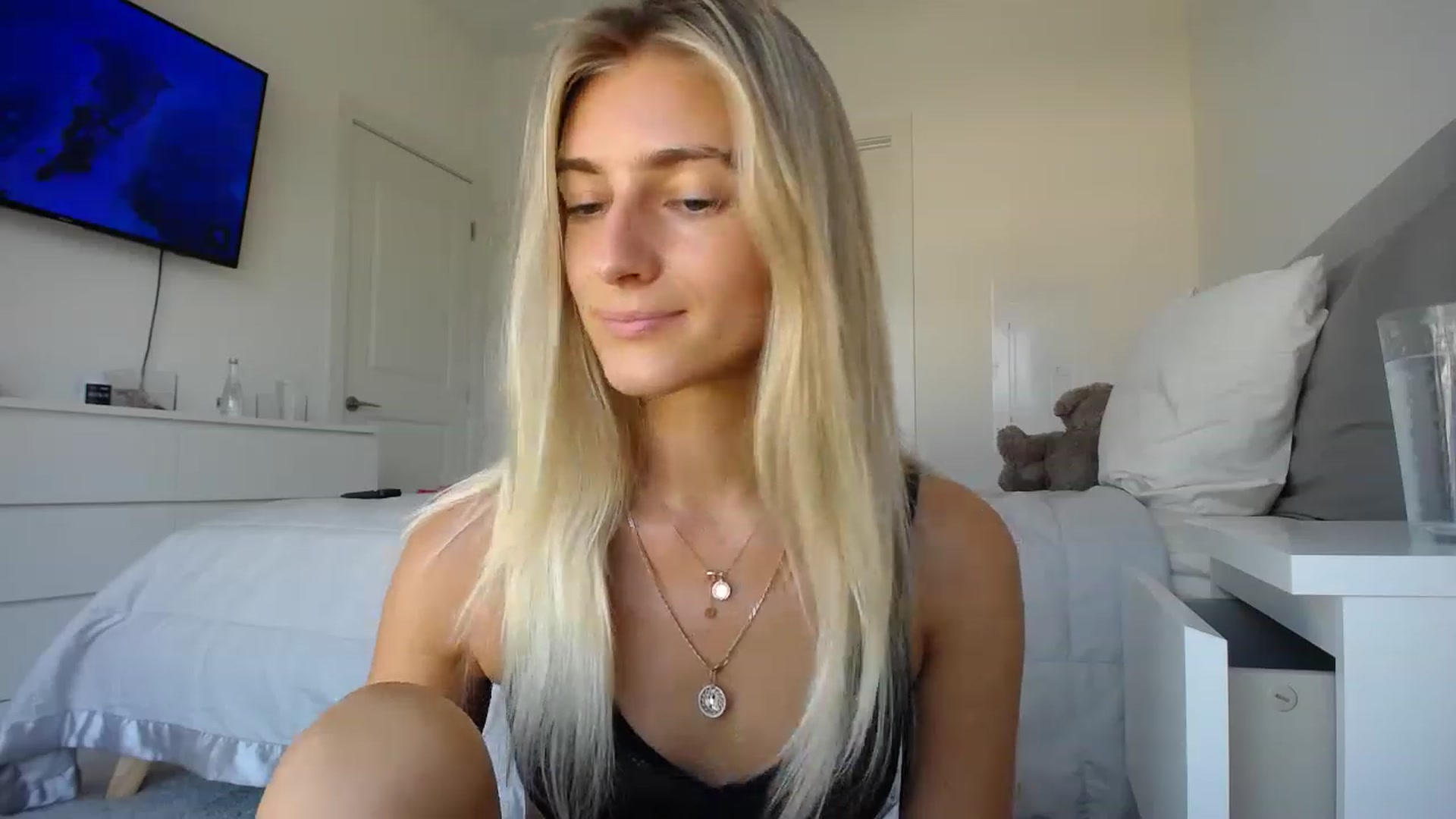 Gallery image thumbnail from Vodka_Queen's myfreecams stream on, 08/08/2023, 24:19 image 11 of 20