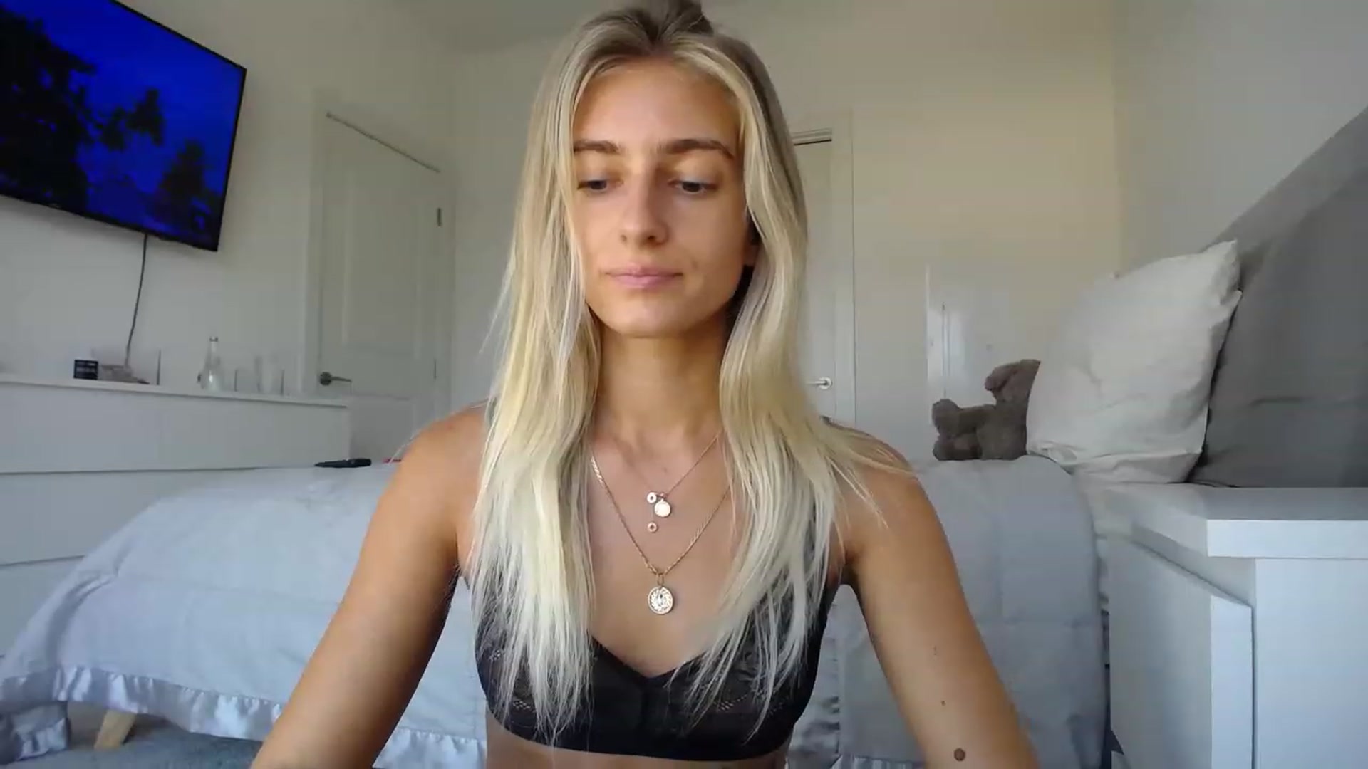 Gallery image thumbnail from Vodka_Queen's myfreecams stream on, 08/08/2023, 24:19 image 16 of 20