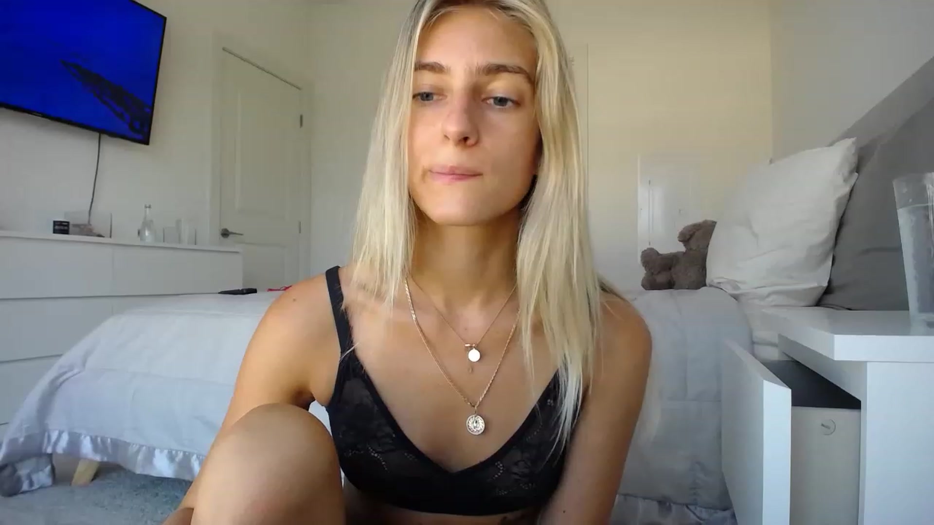 Gallery image thumbnail from Vodka_Queen's myfreecams stream on, 08/08/2023, 24:19 image 8 of 20