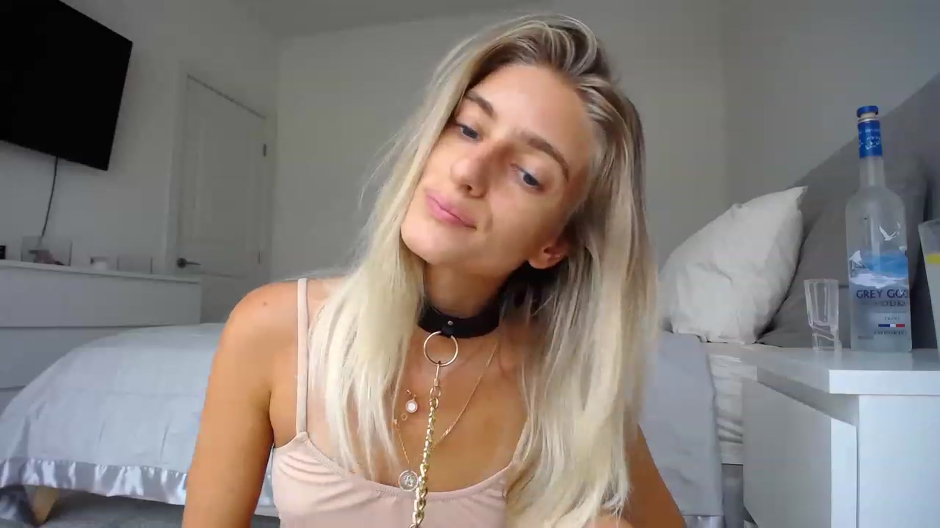 Gallery image thumbnail from Vodka_Queen's myfreecams stream on, 08/10/2023, 24:33 image 12 of 20