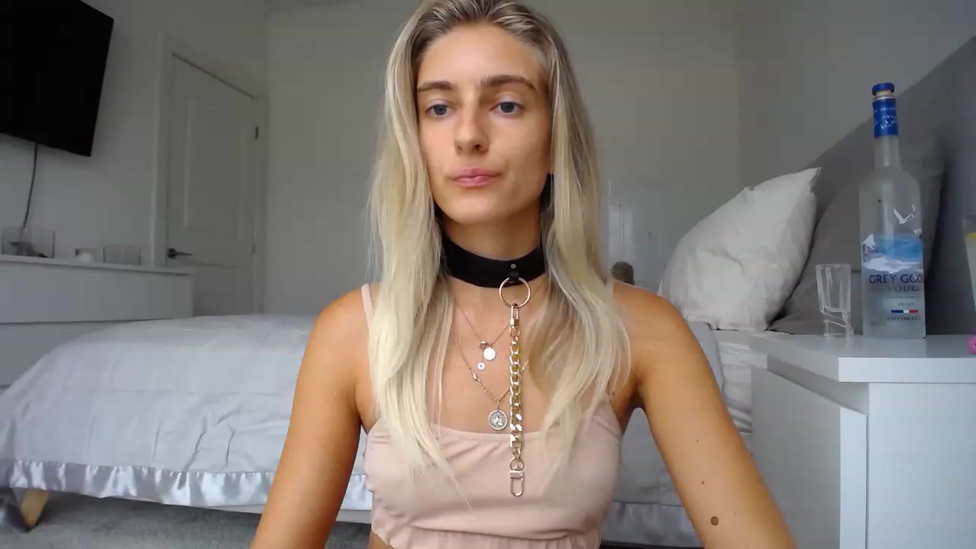 Gallery image thumbnail from Vodka_Queen's myfreecams stream on, 08/10/2023, 24:33 image 2 of 20