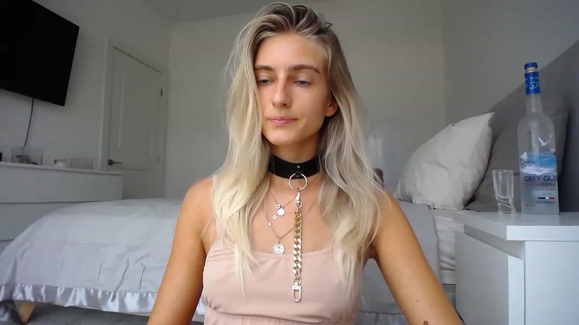 Gallery image thumbnail from Vodka_Queen's myfreecams stream on, 08/10/2023, 24:33 image 8 of 20