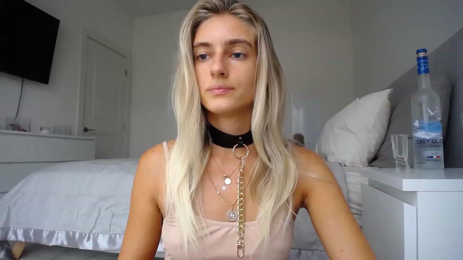 Gallery image thumbnail from Vodka_Queen's myfreecams stream on, 08/10/2023, 24:33 image 5 of 20