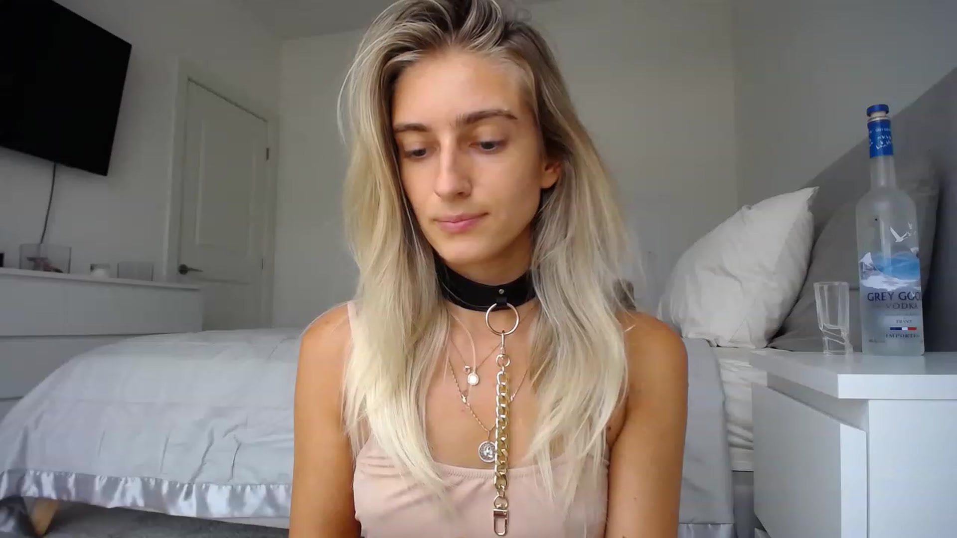 Gallery image thumbnail from Vodka_Queen's myfreecams stream on, 08/10/2023, 24:33 image 9 of 20