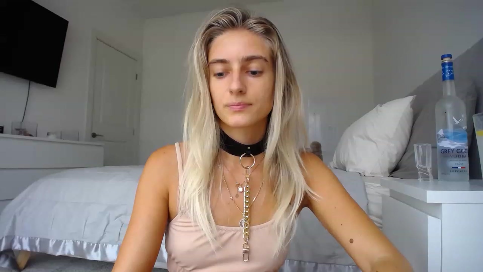 Gallery image thumbnail from Vodka_Queen's myfreecams stream on, 08/10/2023, 24:33 image 13 of 20