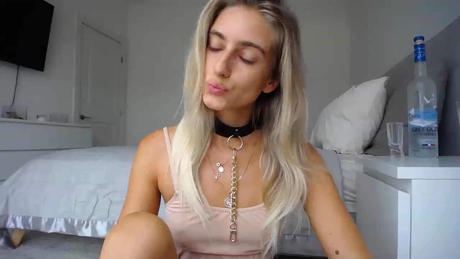 Gallery image thumbnail from Vodka_Queen's myfreecams stream on, 08/10/2023, 24:33 image 4 of 20