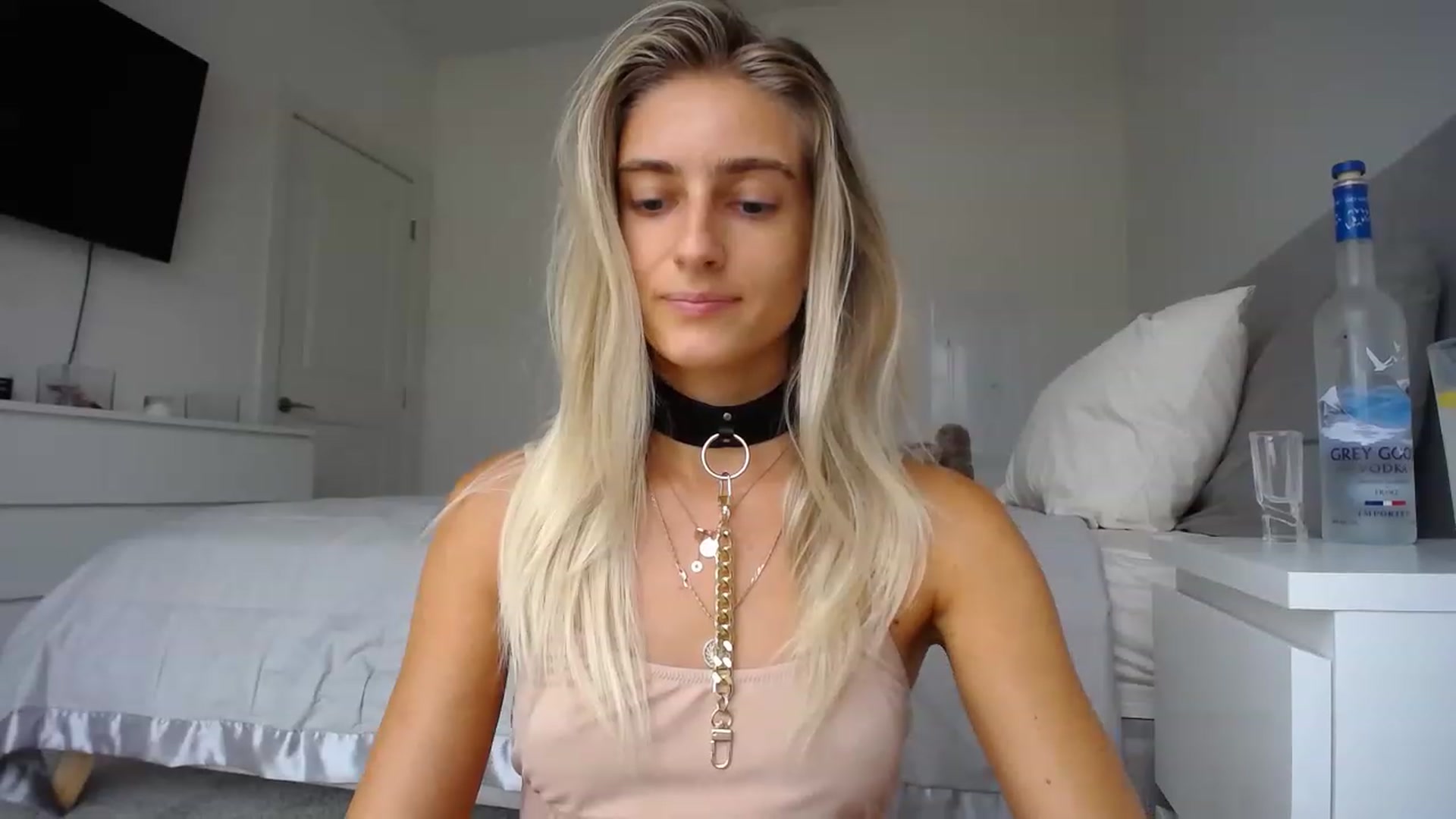 Gallery image thumbnail from Vodka_Queen's myfreecams stream on, 08/10/2023, 24:33 image 14 of 20