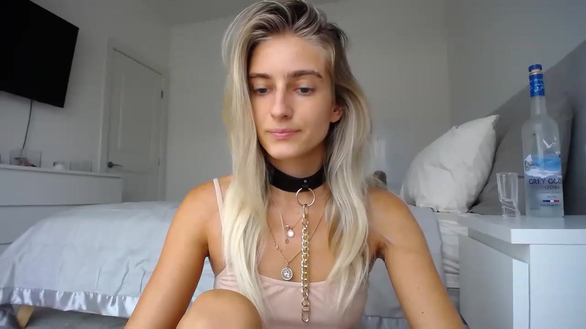 Gallery image thumbnail from Vodka_Queen's myfreecams stream on, 08/10/2023, 24:33 image 6 of 20