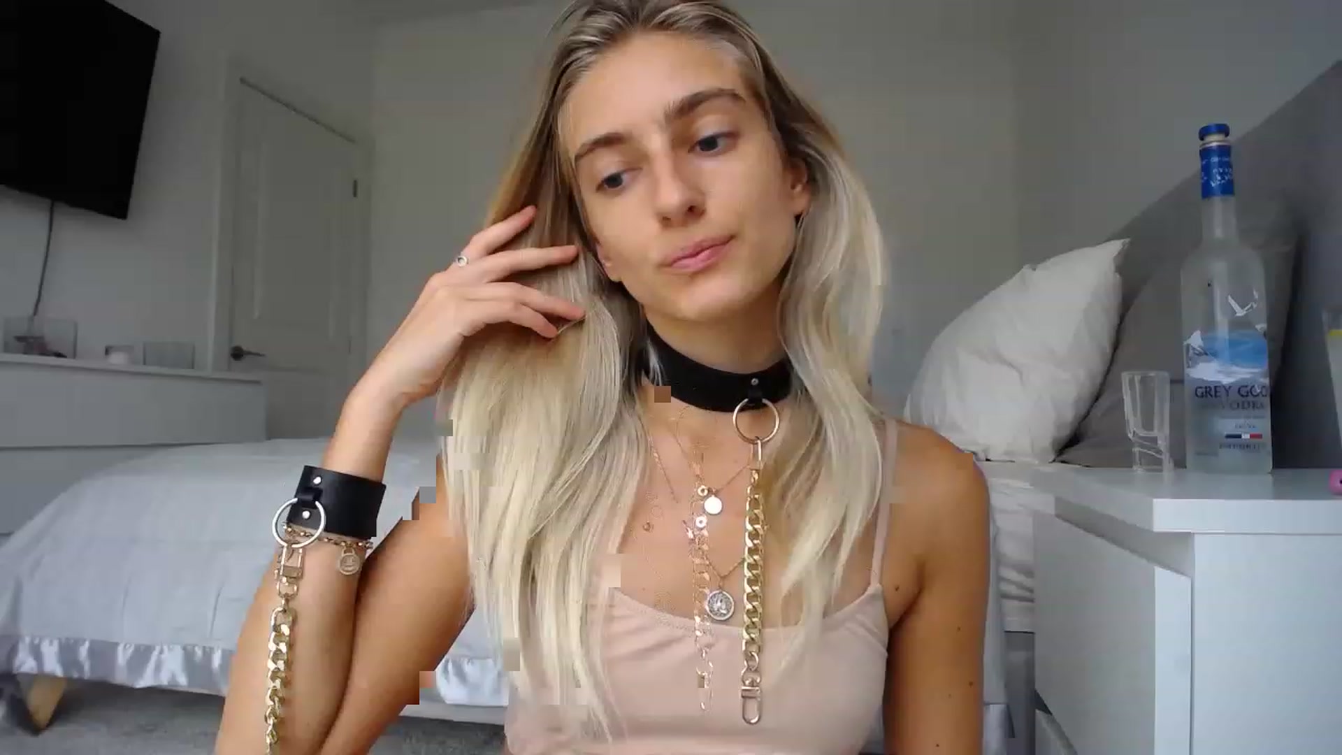 Gallery image thumbnail from Vodka_Queen's myfreecams stream on, 08/10/2023, 24:33 image 3 of 20